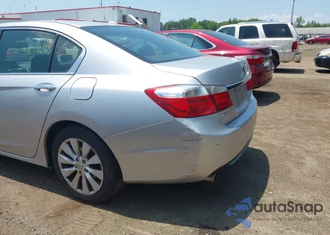 2013 Honda Accord Touring z USA, uszkodzony, nr VIN 1HGCR3F95DA041302